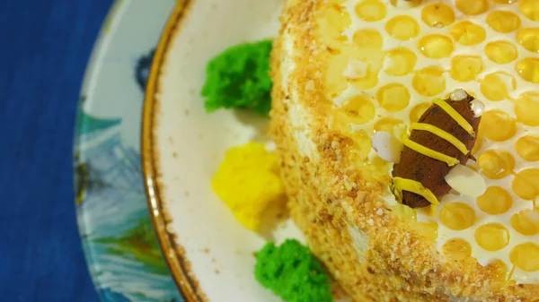 Schönen Honigkuchen mit Bienen von Sahne dekoriert. schöner Honigkuchen — Stockfoto