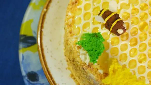 Güzel tatlım pasta krem arılar ile dekore edilmiştir. Güzel tatlım pasta