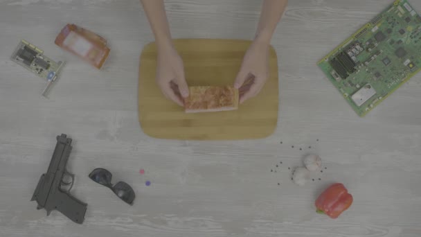 Man koks de ham op de tafel zijn: gun, bril, chip en peper, de abstractie voor instagram — Stockvideo