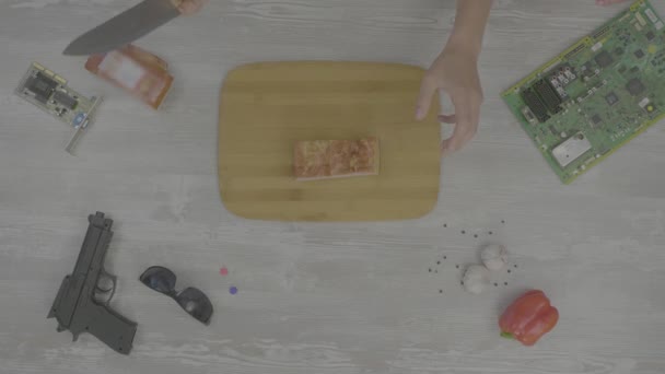 Mannelijke handen hakken ham segmenten. Man koks de ham op de tafel zijn: gun, bril, chip en peper, de abstractie voor instagram — Stockvideo