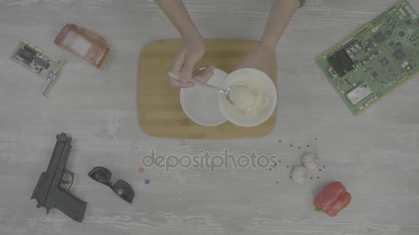 Manos masculinas preparando la salsa. El hombre prepara la salsa en la mesa son: pistola, vasos, chip y pimienta, la abstracción para instagram — Vídeos de Stock