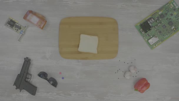 Man zet het brood op het bord op de tafel zijn stekje: gun, bril, chip en peper, de abstractie voor instagram — Stockvideo