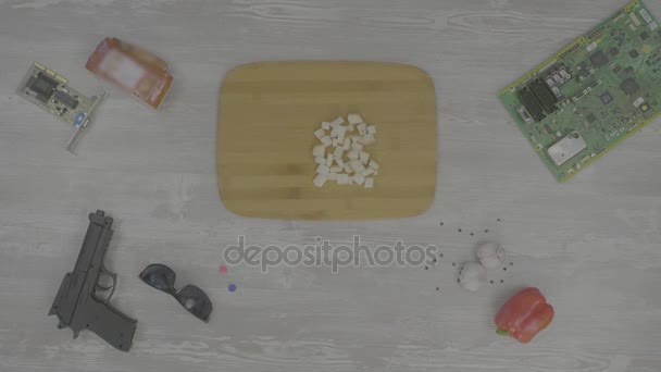 Mann legt das Brot auf das Schneidebrett auf den Tisch sind: Pistole, Brille, Chip und Pfeffer, die Abstraktion für Instagram — Stockvideo