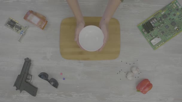 Man zet de plaat op de tafel zijn: gun, bril, chip en peper, de abstractie voor instagram — Stockvideo