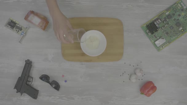 Мужские руки готовят соус. Человек готовит соус на столе являются: пистолет, очки, чип и перец, абстракция для Instagram — стоковое видео