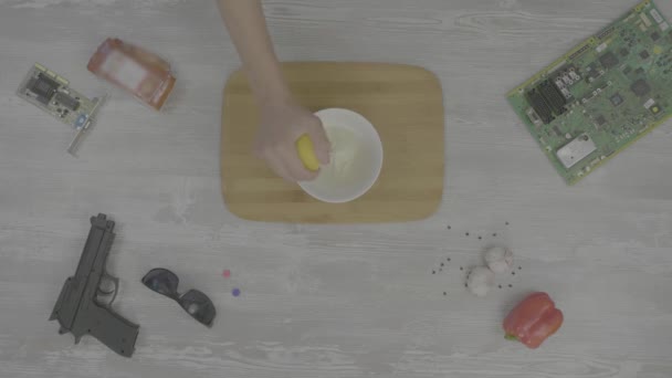 Manos masculinas preparando la salsa. El hombre prepara la salsa en la mesa son: pistola, vasos, chip y pimienta, la abstracción para instagram — Vídeo de stock