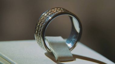 Değerli elmas yüzük. İyi lüks Elmas mücevher Vitrini yüzük bilgiç ile. Parlak siyah arka plan üzerine izole ile altın yüzük