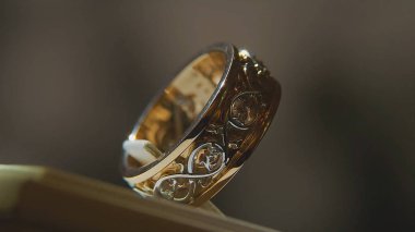 Değerli elmas yüzük. İyi lüks Elmas mücevher Vitrini yüzük bilgiç ile. Parlak siyah arka plan üzerine izole ile altın yüzük