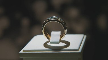 Değerli elmas yüzük. İyi lüks Elmas mücevher Vitrini yüzük bilgiç ile. Parlak siyah arka plan üzerine izole ile altın yüzük