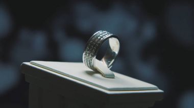 Değerli elmas yüzük. İyi lüks Elmas mücevher Vitrini yüzük bilgiç ile. Parlak siyah arka plan üzerine izole ile altın yüzük