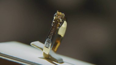 Değerli elmas yüzük. İyi lüks Elmas mücevher Vitrini yüzük bilgiç ile. Parlak siyah arka plan üzerine izole ile altın yüzük