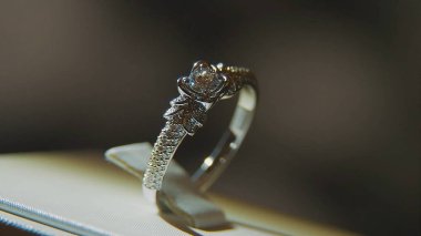 Değerli elmas yüzük. İyi lüks Elmas mücevher Vitrini yüzük bilgiç ile. Parlak siyah arka plan üzerine izole ile altın yüzük