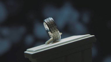 Değerli elmas yüzük. İyi lüks Elmas mücevher Vitrini yüzük bilgiç ile. Parlak siyah arka plan üzerine izole ile altın yüzük