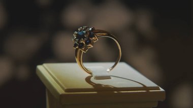 Değerli elmas yüzük. İyi lüks Elmas mücevher Vitrini yüzük bilgiç ile. Parlak siyah arka plan üzerine izole ile altın yüzük