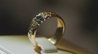 Değerli elmas yüzük. İyi lüks Elmas mücevher Vitrini yüzük bilgiç ile. Parlak siyah arka plan üzerine izole ile altın yüzük