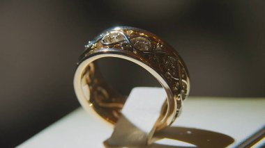 Değerli elmas yüzük. İyi lüks Elmas mücevher Vitrini yüzük bilgiç ile. Parlak siyah arka plan üzerine izole ile altın yüzük