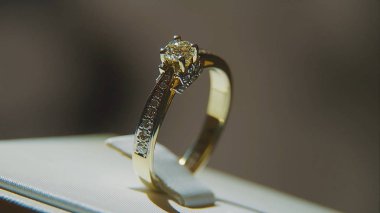 Değerli elmas yüzük. İyi lüks Elmas mücevher Vitrini yüzük bilgiç ile. Parlak siyah arka plan üzerine izole ile altın yüzük