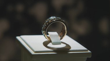 Değerli elmas yüzük. İyi lüks Elmas mücevher Vitrini yüzük bilgiç ile. Parlak siyah arka plan üzerine izole ile altın yüzük