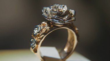 Değerli elmas yüzük. İyi lüks Elmas mücevher Vitrini yüzük bilgiç ile. Parlak siyah arka plan üzerine izole ile altın yüzük