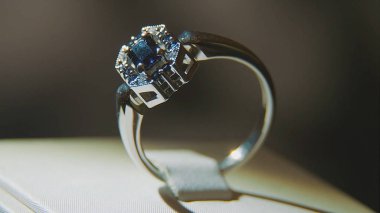 Değerli elmas yüzük. İyi lüks Elmas mücevher Vitrini yüzük bilgiç ile. Parlak siyah arka plan üzerine izole ile altın yüzük