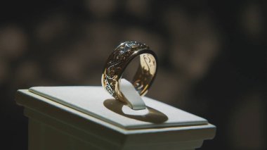 Değerli elmas yüzük. İyi lüks Elmas mücevher Vitrini yüzük bilgiç ile. Parlak siyah arka plan üzerine izole ile altın yüzük