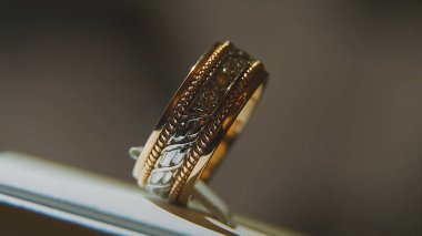 Değerli elmas yüzük. İyi lüks Elmas mücevher Vitrini yüzük bilgiç ile. Parlak siyah arka plan üzerine izole ile altın yüzük