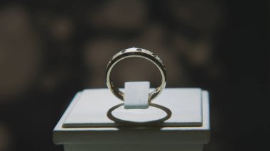 Değerli elmas yüzük. İyi lüks Elmas mücevher Vitrini yüzük bilgiç ile. Parlak siyah arka plan üzerine izole ile altın yüzük