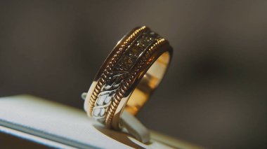 Değerli elmas yüzük. İyi lüks Elmas mücevher Vitrini yüzük bilgiç ile. Parlak siyah arka plan üzerine izole ile altın yüzük