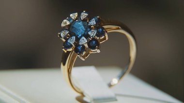 Değerli elmas yüzük. İyi lüks Elmas mücevher Vitrini yüzük bilgiç ile. Parlak siyah arka plan üzerine izole ile altın yüzük