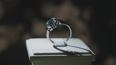 Değerli elmas yüzük. İyi lüks Elmas mücevher Vitrini yüzük bilgiç ile. Parlak siyah arka plan üzerine izole ile altın yüzük