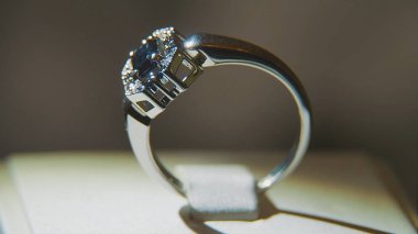 Değerli elmas yüzük. İyi lüks Elmas mücevher Vitrini yüzük bilgiç ile. Parlak siyah arka plan üzerine izole ile altın yüzük