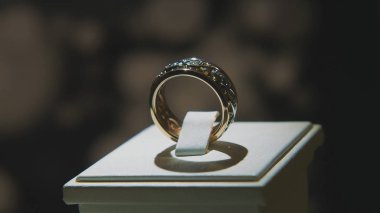 Değerli elmas yüzük. İyi lüks Elmas mücevher Vitrini yüzük bilgiç ile. Parlak siyah arka plan üzerine izole ile altın yüzük