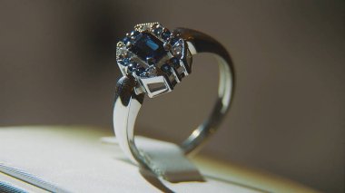 Değerli elmas yüzük. İyi lüks Elmas mücevher Vitrini yüzük bilgiç ile. Parlak siyah arka plan üzerine izole ile altın yüzük