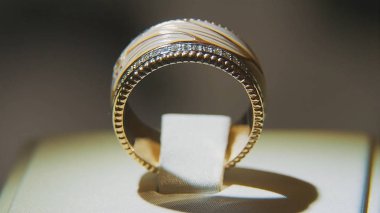 Değerli elmas yüzük. İyi lüks Elmas mücevher Vitrini yüzük bilgiç ile. Parlak siyah arka plan üzerine izole ile altın yüzük