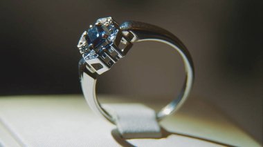 Değerli elmas yüzük. İyi lüks Elmas mücevher Vitrini yüzük bilgiç ile. Parlak siyah arka plan üzerine izole ile altın yüzük