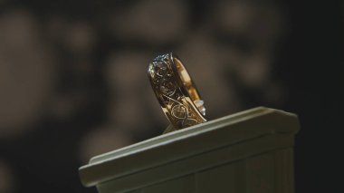 Değerli elmas yüzük. İyi lüks Elmas mücevher Vitrini yüzük bilgiç ile. Parlak siyah arka plan üzerine izole ile altın yüzük