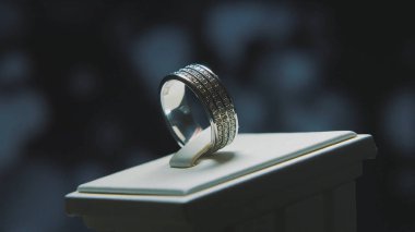 Değerli elmas yüzük. İyi lüks Elmas mücevher Vitrini yüzük bilgiç ile. Parlak siyah arka plan üzerine izole ile altın yüzük