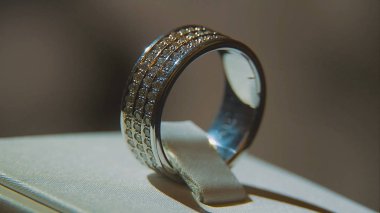 Değerli elmas yüzük. İyi lüks Elmas mücevher Vitrini yüzük bilgiç ile. Parlak siyah arka plan üzerine izole ile altın yüzük