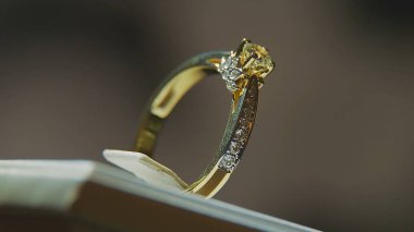 Değerli elmas yüzük. İyi lüks Elmas mücevher Vitrini yüzük bilgiç ile. Parlak siyah arka plan üzerine izole ile altın yüzük