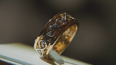 Değerli elmas yüzük. İyi lüks Elmas mücevher Vitrini yüzük bilgiç ile. Parlak siyah arka plan üzerine izole ile altın yüzük