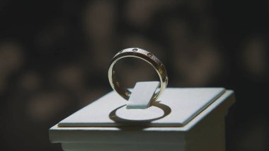 Değerli elmas yüzük. İyi lüks Elmas mücevher Vitrini yüzük bilgiç ile. Parlak siyah arka plan üzerine izole ile altın yüzük