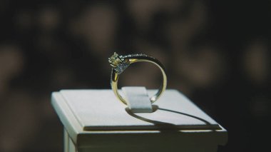 Değerli elmas yüzük. İyi lüks Elmas mücevher Vitrini yüzük bilgiç ile. Parlak siyah arka plan üzerine izole ile altın yüzük