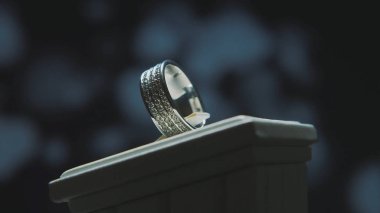 Değerli elmas yüzük. İyi lüks Elmas mücevher Vitrini yüzük bilgiç ile. Parlak siyah arka plan üzerine izole ile altın yüzük