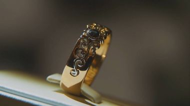 Değerli elmas yüzük. İyi lüks Elmas mücevher Vitrini yüzük bilgiç ile. Parlak siyah arka plan üzerine izole ile altın yüzük