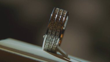 Değerli elmas yüzük. İyi lüks Elmas mücevher Vitrini yüzük bilgiç ile. Parlak siyah arka plan üzerine izole ile altın yüzük