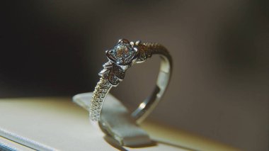 Değerli elmas yüzük. İyi lüks Elmas mücevher Vitrini yüzük bilgiç ile. Parlak siyah arka plan üzerine izole ile altın yüzük