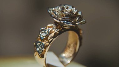 Değerli elmas yüzük. İyi lüks Elmas mücevher Vitrini yüzük bilgiç ile. Parlak siyah arka plan üzerine izole ile altın yüzük