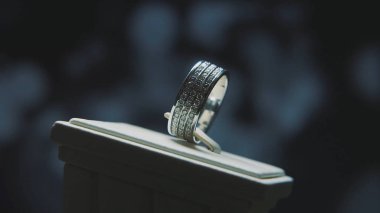 Değerli elmas yüzük. İyi lüks Elmas mücevher Vitrini yüzük bilgiç ile. Parlak siyah arka plan üzerine izole ile altın yüzük