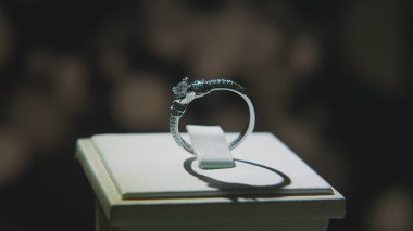 Değerli elmas yüzük. İyi lüks Elmas mücevher Vitrini yüzük bilgiç ile. Parlak siyah arka plan üzerine izole ile altın yüzük