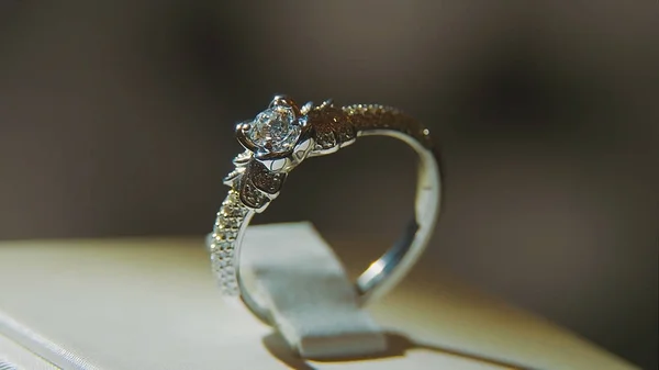 Preziosi anelli di diamanti. Gioielli di lusso con vetrina con pedante ad anello. Anello in oro con brillante isolato su sfondo nero — Foto Stock